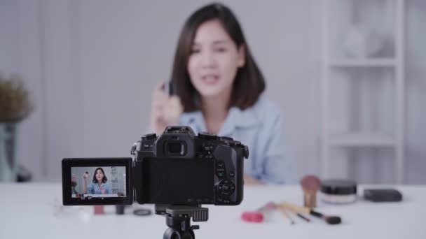 Happy Smiling Asian Woman Beauty Blogger Brush Camera Recording Video — Stock Video