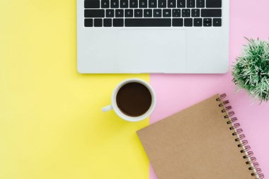 En az çalışma alanı - yaratıcı düz fotoğraf çalışma masası yatıyordu. Üstten Görünüm ofis büro dizüstü bilgisayar, dizüstü bilgisayarlar ve kahve fincanı pastel renk arka plan üzerinde. Kopya alanı, düz yatıyordu fotoğraf ile Üstten Görünüm.