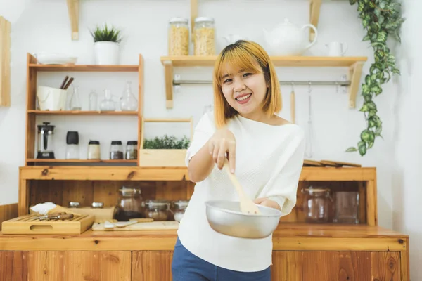 Aasian nainen tekee terveellistä ruokaa seisoo onnellinen hymyillen keittiössä valmistelee salaattia. Kaunis iloinen aasialainen nuori nainen kotona. Terveellinen ruoka ruokavalio ja terveellinen elämäntapa ruoanlaitto kotona Concept . — kuvapankkivalokuva
