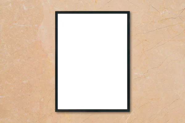 Falsificare cornice poster bianco appeso sullo sfondo della parete di marmo marrone in camera - può essere utilizzato mockup per esposizione di prodotti di montaggio e layout visivo chiave di design . — Foto Stock