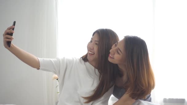 Yavaş Hareket Yatak Sarılmak Üzerinde Oturan Evde Selfie Birlikte Yatak — Stok video
