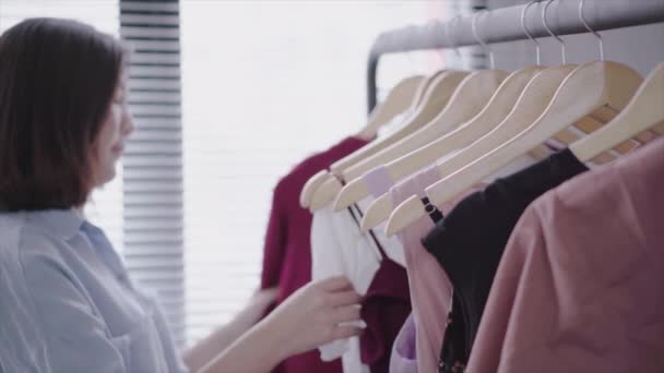 Aziatische Vrouw Winkelen Kleding Shopper Kleding Spoorstaaf Binnenshuis Kledingwinkel Kijken — Stockvideo