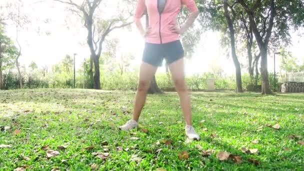 Υγιή Νεαρά Ασιατικές Γυναίκα Άσκηση Στο Πάρκο Ταιριάζει Νεαρή Γυναίκα — Αρχείο Βίντεο