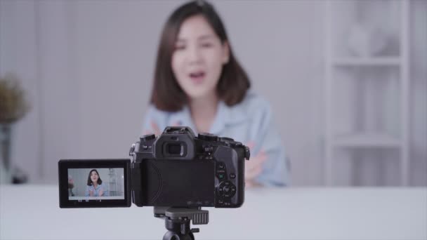 愉快的微笑亚洲妇女或美丽的博客与刷子和照相机录影和挥动的手在家 Videoblog 博客人物理念 — 图库视频影像