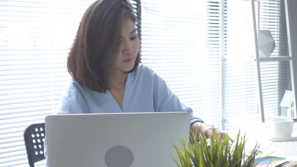 Krásná Mladá Usměvavá Asijské Žena Pracující Notebooku Při Posezení Obývacím — Stock video