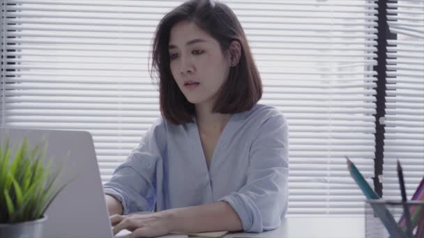 Молодая Улыбчивая Женщина Работает Ноутбуке Сидя Дома Гостиной Азиатская Деловая — стоковое видео