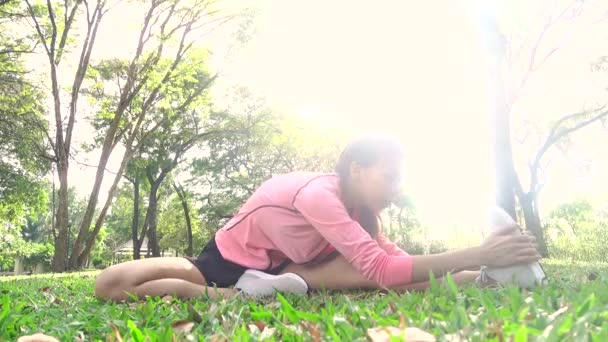 Jeune Femme Asiatique Bonne Santé Faisant Exercice Parc Ajustez Jeune — Video