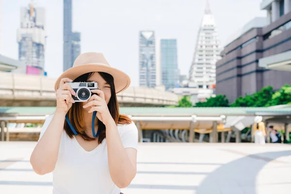 快乐美丽的旅行者亚洲妇女背着背包 年轻快乐的亚洲女性使用相机拍照 在城市巡演 欢快的情绪 伟大的心情 城市理念下的女性生活方式户外生活 — 图库照片