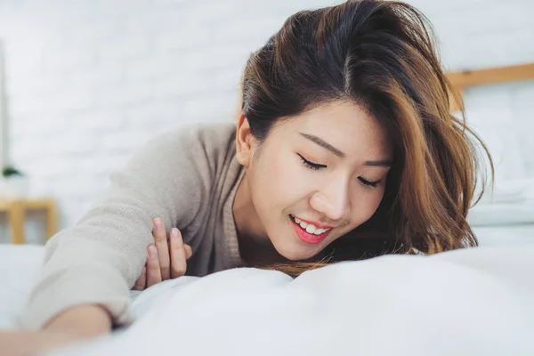 Retrato Hermosa Mujer Asiática Joven Cama Casa Por Mañana Mujer —  Fotos de Stock