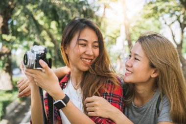 Mutlu güzel traveler Asya arkadaş kadın sırt çantası taşımak. Genç neşeli dostum Asyalı kadınlar şehir turu sırasında neşeli duygular fotoğraf yapmak için kamerayı kullanarak. Kadın yaşam tarzı şehir kavramında açık.
