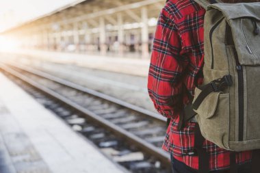 Genç Asyalı kadın backpacker gezgin yalnız tren istasyonu platformu sırt çantası ile yürüme. Tren seyahat tren istasyonunda bekleyen Asyalı kadın. Yaz tatili seyahat ya da genç turist kavramı.
