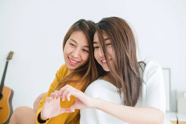 Pasangan lesbian muda Asia yang cantik pasangan LGBT duduk di tempat tidur berpelukan dan tersenyum bersama di kamar tidur di rumah. LGBT lesbian pasangan bersama-sama dalam ruangan konsep. Menghabiskan waktu yang baik di rumah . — Stok Foto