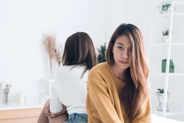 Pasangan lesbian Asia muda berdebat dan berbalik satu sama lain dalam periode kesedihan di kamar tidur. Pasangan LGBT cemberut satu sama lain di kamar tidur dengan suasana hati yang sedih. Konsep emosi kekasih LGBT . — Stok Foto
