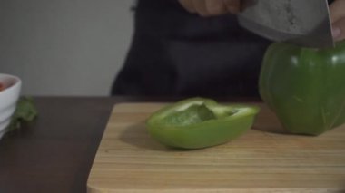 Yavaş hareket - sağlıklı yemek yapma ve dolmalık biber kesme tahtası mutfakta doğrama kadının yakın.