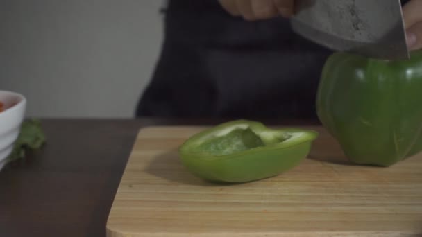 慢动作 关闭在厨房的砧板上的女人做健康的食物和切甜椒 — 图库视频影像
