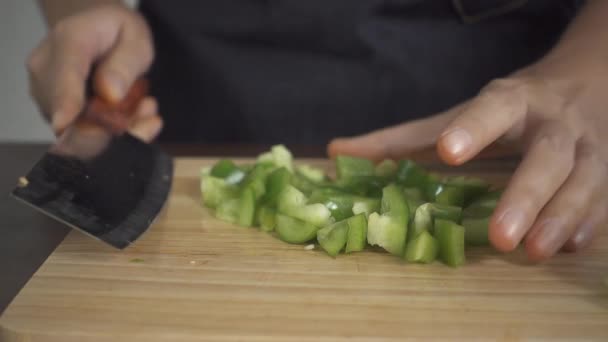 Slow Motion Zblízka Ženy Výrobu Zdravých Potravin Sekání Paprika Prkénku — Stock video