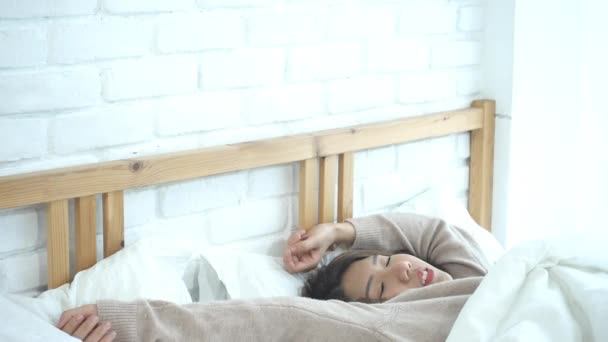 Feliz Bela Jovem Asiática Acordando Manhã Sentado Cama Esticando Quarto — Vídeo de Stock