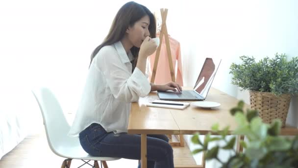 Mooie Jonge Lachende Vrouw Bezig Met Laptop Terwijl Geniet Van — Stockvideo