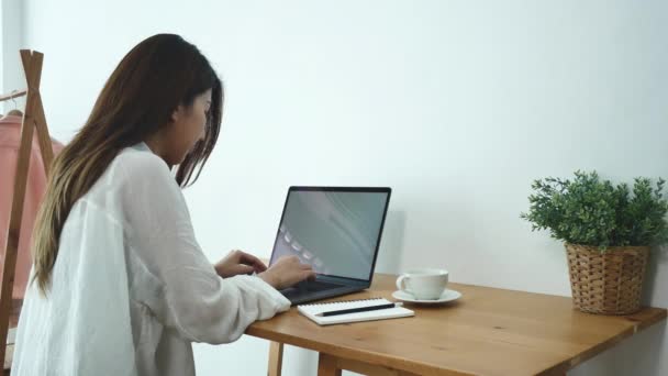 Bella Giovane Donna Sorridente Che Lavora Sul Computer Portatile Mentre — Video Stock