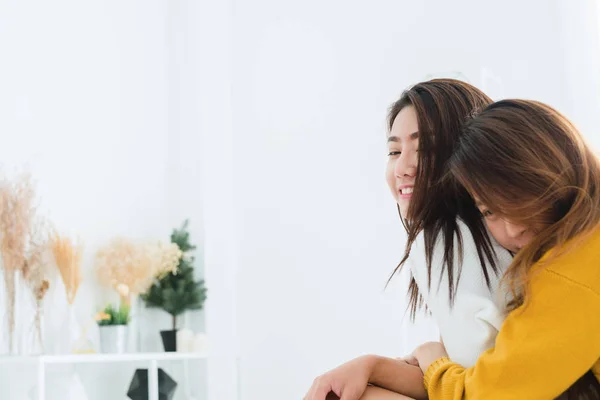 Belles jeunes femmes asiatiques LGBT lesbienne couple heureux assis sur le lit étreignant et souriant ensemble dans la chambre à coucher à la maison. LGBT couple lesbien ensemble concept intérieur. Passer du bon temps à la maison . — Photo