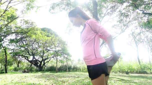 Υγιή Νεαρά Ασιατικές Γυναίκα Άσκηση Στο Πάρκο Ταιριάζει Νεαρή Γυναίκα — Αρχείο Βίντεο