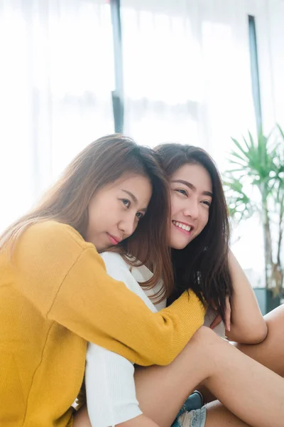 美丽的年轻亚洲女性 Lgbt 女同性恋快乐情侣坐在床上拥抱和微笑一起在家里的卧室 同性恋夫妇一起在室内概念 在家度过美好时光 — 图库照片