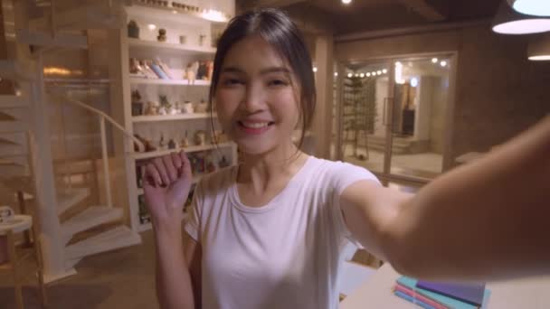 Blogger Asiatiska Vänliga Kvinnor Influencer Viftande Hand Tittar Kameran Natten — Stockvideo