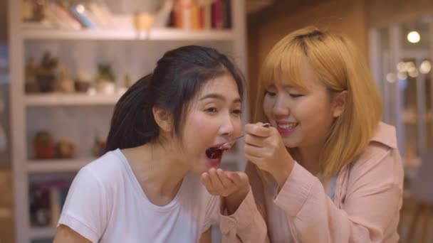 Χαρούμενο Νεαρό Ζευγάρι Ασιατών Λεσβιών Που Τρώνε Φαγητό Και Κέικ — Αρχείο Βίντεο