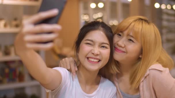 Allegro Giovane Amico Asiatico Cliccando Selfie Utilizzando Telefono Cellulare Una — Video Stock