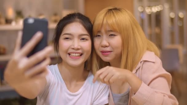 Lesbische Lgbtq Frauen Influencer Paar Winkt Hand Machen Videoanruf Nachtcafé — Stockvideo