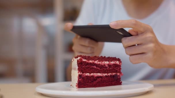 Blogger Asiático Amigável Mulheres Influenciador Comer Bolo Café Noite Menina — Vídeo de Stock