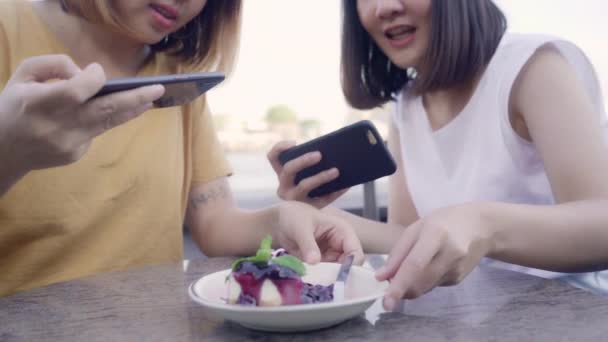 コーヒーショップで写真撮影をしたりケーキを食べたりして アジアの友人たちを元気づけてくれました レストランやカフェで一緒に2つの楽しいアジアの女性 休日の活動 または現代のライフスタイルコンセプト — ストック動画