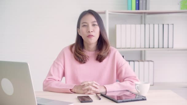 Joven Mujer Negocios Asiática Amable Altavoz Mirando Cámara Hablando Podcast — Vídeos de Stock