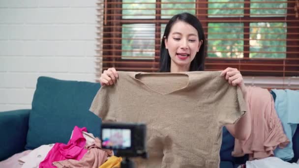 Perancang Busana Wanita Mode Asia Influencer Menggunakan Streaming Kamera Dan — Stok Video