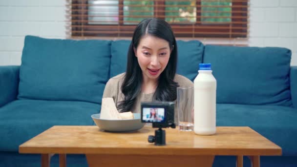 Mujeres Influenciadoras Asiáticas Utilizando Transmisión Cámaras Grabación Vídeo Vlog Sobre — Vídeo de stock