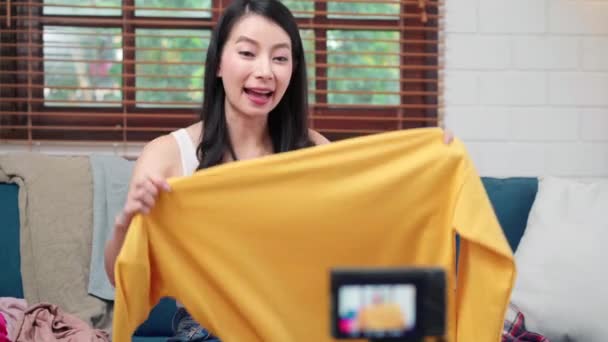 Asian Stylist Fashion Influencer Designer Women Using Camera Streaming Live — Stock Video