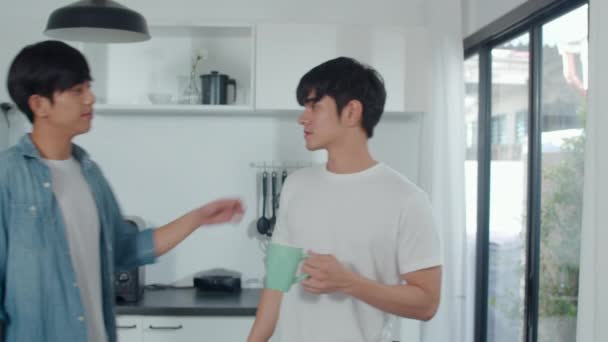 Azjatycka Para Gejów Pije Kawę Świetnie Się Bawi Domu Młody — Wideo stockowe
