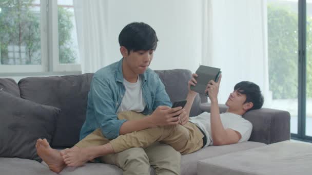 Jeune Couple Gay Lgbtq Utilisant Téléphone Mobile Tablette Maison Moderne — Video