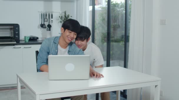 Pareja Gay Joven Usando Computadora Portátil Hogar Moderno Asiático Lgbtq — Vídeo de stock