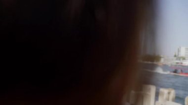 Neşeli genç Asyalı arkadaş bir kafede cep telefonu kullanarak selfie çekiyor. Restoranda ya da kafede birlikte iki çekici Asyalı kız. Tatil aktivitesi, ya da modern yaşam tarzı konsepti.