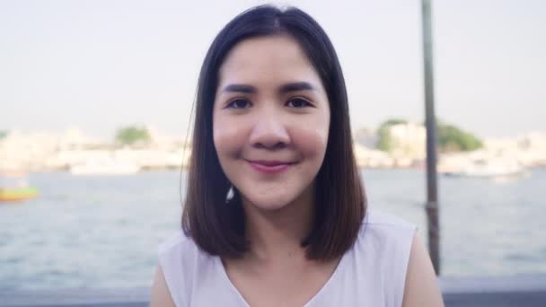 Asyalı Çinli Bir Kadının Portresi Akşamları Açık Kafede Mutlu Oluyor — Stok video