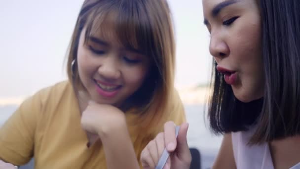 Vrolijk Jong Aziatisch Lesbisch Paar Eten Taart Coffeeshop Twee Vrolijke — Stockvideo