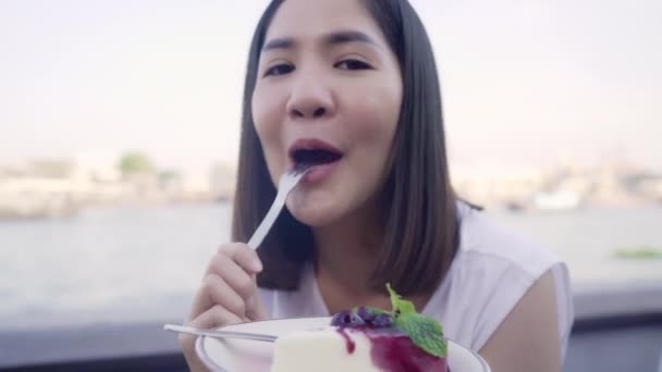 Blogger Asiático Amigável Mulher Influenciador Comer Bolo Café Jovem Senhora — Vídeo de Stock