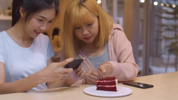 Joven Amigo Alegre Asia Usando Teléfono Tomando Una Fotografía Comida — Vídeos de Stock