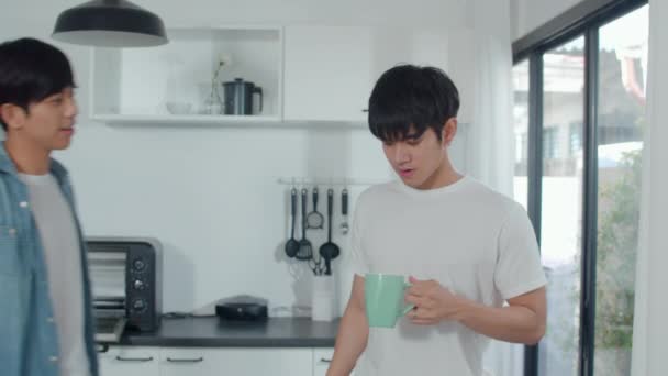 亚洲同性恋夫妇喝咖啡 在家里过得很开心 年轻英俊的Lgbtq 男人谈笑风生放松休息在现代厨房里度过浪漫的时光在早晨的概念 — 图库视频影像
