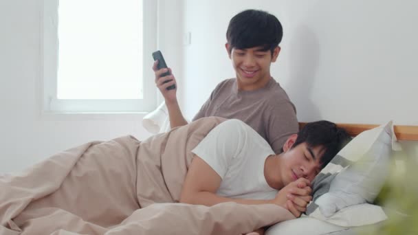 Pareja Gay Asiática Usando Teléfono Móvil Casa Joven Asia Lgbtq — Vídeos de Stock