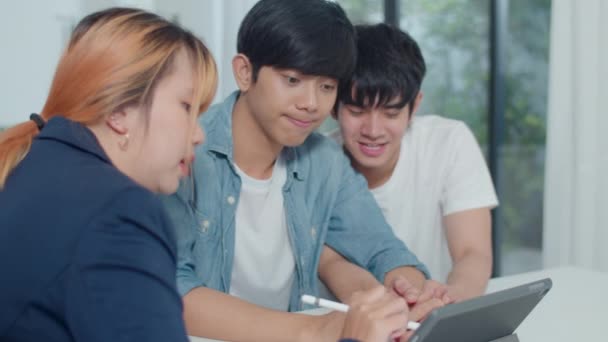 アジアのゲイLgbtq男性カップルは自宅でタブレット上で契約を締結します 若いカップルは 不動産金融アドバイザーと相談します 家のコンセプトでリビングルームでブローカーと新しい家を購入し — ストック動画