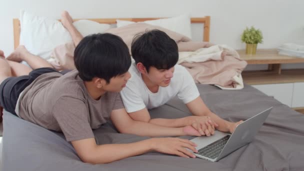 Asiático Gay Lgbtq Homens Casal Usando Computador Portátil Casa Moderna — Vídeo de Stock