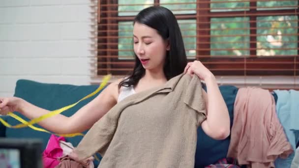 Asian Stylist Fashion Influencer Designer Women Using Camera Streaming Live — Stock Video
