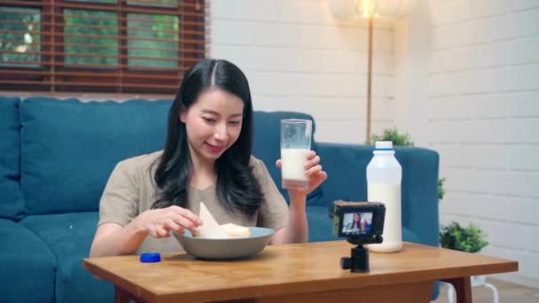 Asiatische Influencer Frauen Mit Kamera Streaming Und Aufzeichnung Von Vlog — Stockvideo